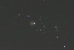 １１月１９日のホームズ彗星。彗星のヘリがペルセウス座α星にかかっている